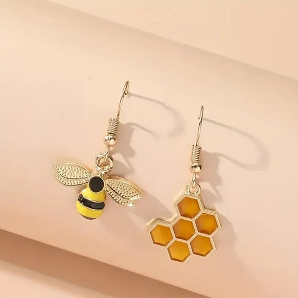 Bee Lover Gold plated Dangle Bee & Honeycomb Decor Mismatched Drop Earrings - Picture 5 of 8